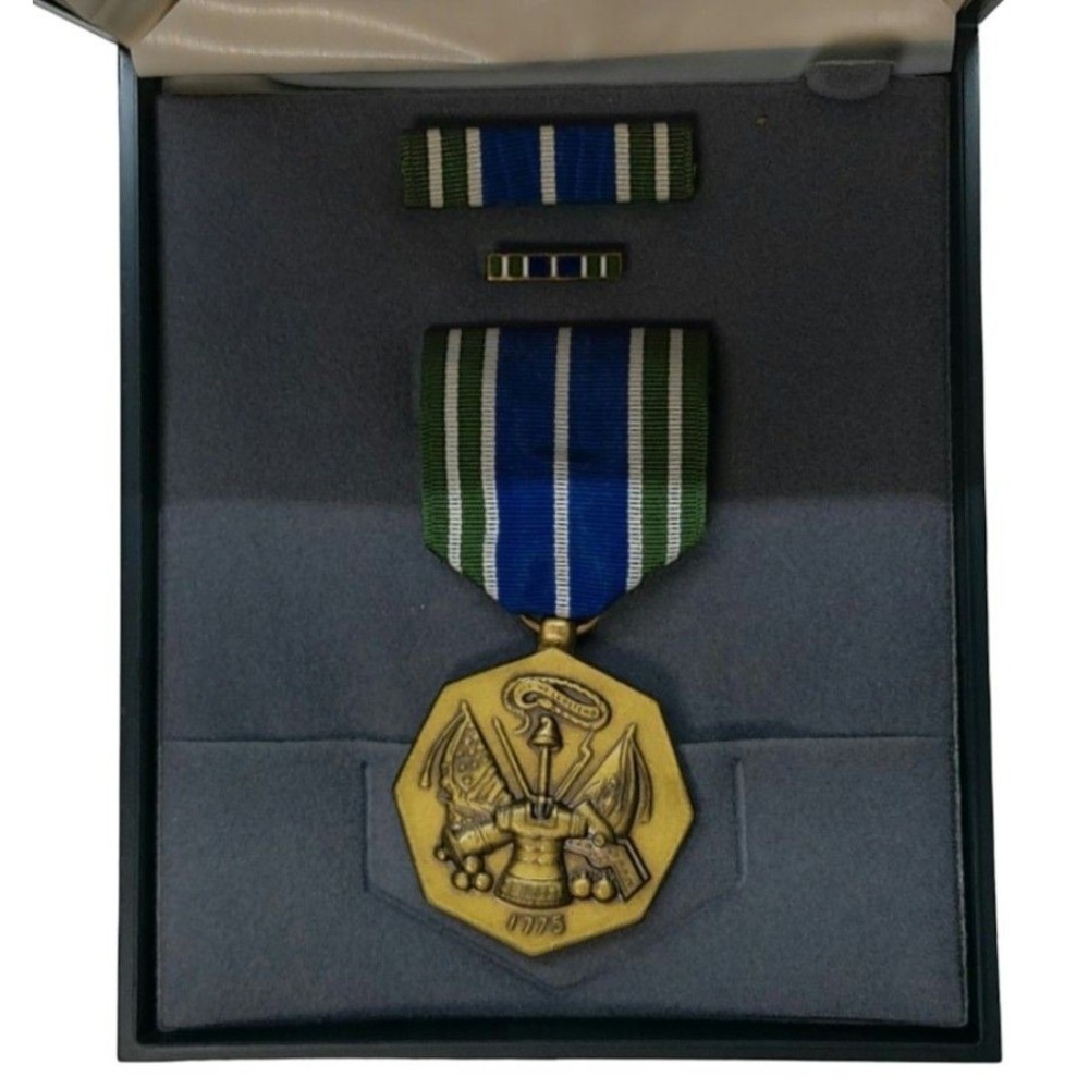 US ARMY ACHIEVEMENT MEDAL RIBBON BAR LAPEL PIN BOXED SET BRONZE BLUE EXCELLENT
